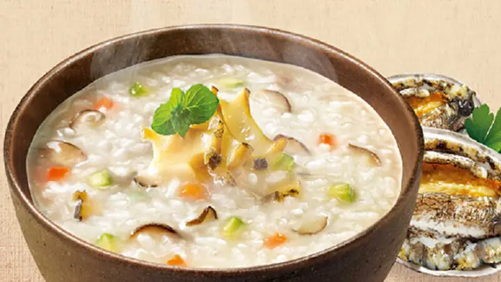 -sơ Chế Bào Ngư:dùng Bàn Chải Nhà Bếp Để Chà Sạch Bề Mặt Bào Ngư, Sau Đó Xoa Đều Muối Lên Phần Thịt Và Mát Xa Nhẹ Nhàng. Tiếp Đó, Bạn Rửa Bào Ngư Lại Với Nước Sạch Và Để Cho Ráo. Tách Phần Thịt Bào Ngư Khỏi Vỏ, Cắt Bỏ Phần Đầu Và Loại Bỏ Phần Ruột. Rửa Phần Thịt Lại Với Nước Muối Loãng Rồi Xả Thêm Với Nước Sạch. Bạn Có Thể Cắt Nhỏ Hoặc Để Nguyên Tùy Theo Sở Thích Của Gia Đình Mình.