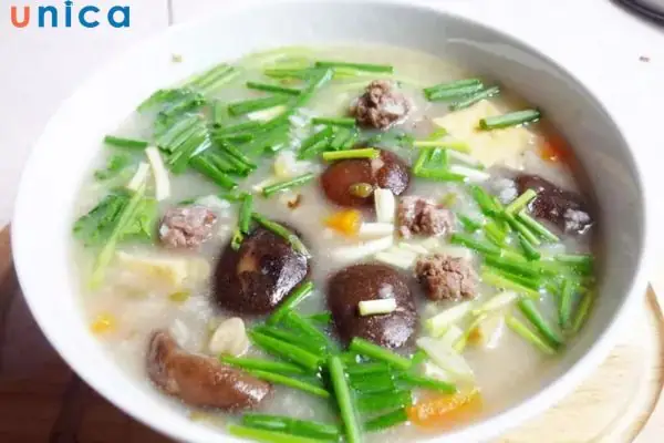 Cháo thịt bò nấm rơm cho bé ăn dặm