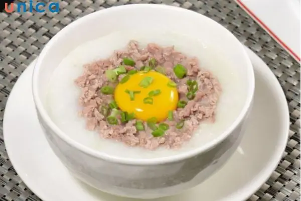 Cháo thịt bò trứng gà cho bé