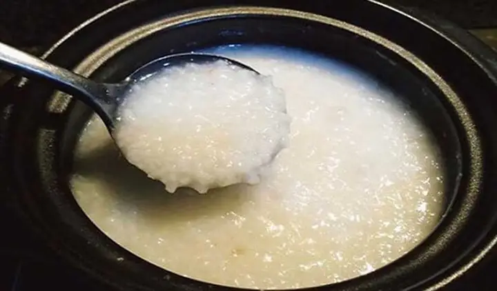 4. Mẹo vặt cách nấu cháo sánh đặc: Khuấy cháo vừa đủ 4. Mẹo vặt cách nấu cháo sánh đặc: Khuấy cháo vừa đủ