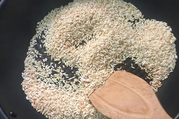 Rang gạo trước khi nấu cháo Rang gạo trước khi nấu cháo