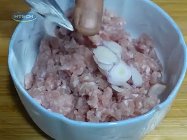 Ướp Và Xào Thịt Băm Ướp Và Xào Thịt Băm