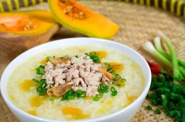 Cách nấu cháo rau củ thịt bò nhiều màu sắc cho bé