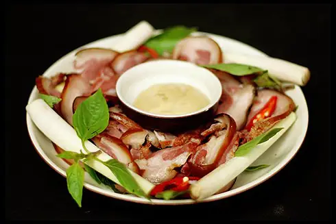 Theo Đông y, thịt chó (cẩu nhục) vị mặn, chua, tính nóng, không độc; có tác dụng bổ dưỡng, trợ dương, ích khí trừ hàn.