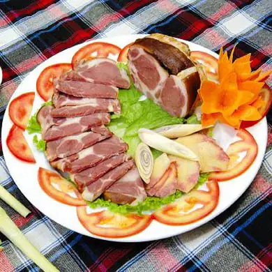 Theo Đông y, thịt chó (cẩu nhục) vị mặn, chua, tính nóng, không độc; có tác dụng bổ dưỡng, trợ dương, ích khí trừ hàn.