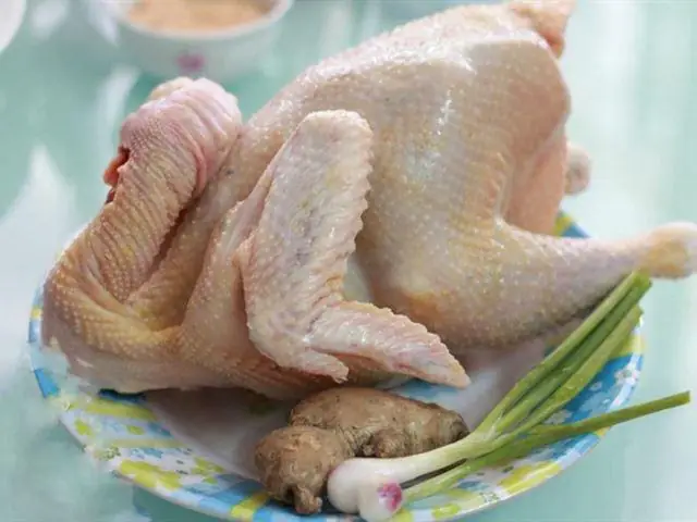 Cháo thịt gà khoai lang cho bé ăn dặm được đánh giá là món cháo rất tốt đối với sức đề kháng và hệ tiêu hóa của bé bởi trong 2 loại thực phẩm này chứa rất nhiều thành phần protein, vitamin có lợi.