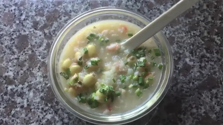 Nếu các nàng còn đang đau đầu về việc lên thực đơn cho gia đình cũng như em bé thì món cháo tôm hạt sen này sẽ là gợi ý không tồi đấy. Chúng không những thanh mát, giải nhiệt mà còn cung cấp đầy đủ dưỡng chất thiết yếu cho bé con nè.