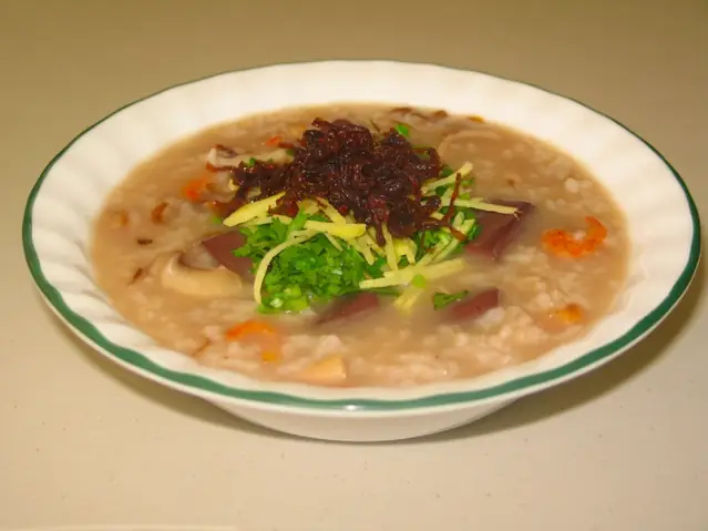 Bưá»c 2 : Nưá»ng sÆ¡ khô má»±c rá»i xé nhá» vừa Än.Bưá»c 3 : Luá»c huyết heo sau Äó cắt thà nh miếng vuông nhá» vừa Än, hà nh lá cắt khúc, gừng non rữa sạch bà o sợi. Äây là những hương vá» giúp tÄng thêm mùi vá» cho món cháo tôm khô.Bưá»c 4: Äá» món cháo tôm khô ngon thì ta cần rang gạo trên chảo nóng cho thÆ¡m rá»i má»i cho và o ná»i nấu cho gạo chÃn má»m và loãng nhé.Bưá»c 5: Cho dầu Än và o chảo cho nóng rá»i cho hà nh tÃm bÄm nhá» và o phi cho và ng thÆ¡m, sau Äó cho phần tôm khô vừa ưá»p và o xà o cho Äá»u, cuá»i cùng là huyết heo, khô má»±c xe nhá» và o xà o cho thấm vá». Các bạn có thá» nêm má»t Ãt muá»i và bá»t ngá»t cho vừa Än. Bưá»c 2 : Nưá»ng sÆ¡ khô má»±c rá»i xé nhá» vừa Än.Bưá»c 3 : Luá»c huyết heo sau Äó cắt thà nh miếng vuông nhá» vừa Än, hà nh lá cắt khúc, gừng non rữa sạch bà o sợi. Äây là những hương vá» giúp tÄng thêm mùi vá» cho món cháo tôm khô.Bưá»c 4: Äá» món cháo tôm khô ngon thì ta cần rang gạo trên chảo nóng cho thÆ¡m rá»i má»i cho và o ná»i nấu cho gạo chÃn má»m và loãng nhé.Bưá»c 5: Cho dầu Än và o chảo cho nóng rá»i cho hà nh tÃm bÄm nhá» và o phi cho và ng thÆ¡m, sau Äó cho phần tôm khô vừa ưá»p và o xà o cho Äá»u, cuá»i cùng là huyết heo, khô má»±c xe nhá» và o xà o cho thấm vá». Các bạn có thá» nêm má»t Ãt muá»i và bá»t ngá»t cho vừa Än.