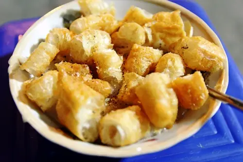 Trong cái thời tiết lạnh của mùa đông Hà Nội, thưởng thức một bát cháo trai nóng hổi, ngọt thơm ăn kèm với vài chiếc quẩy giòn tan thì thật là tuyệt.