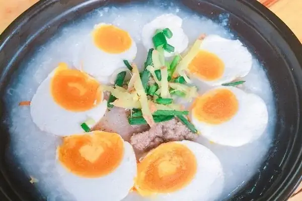 Cách nấu cháo trứng muối thịt bò cho bé