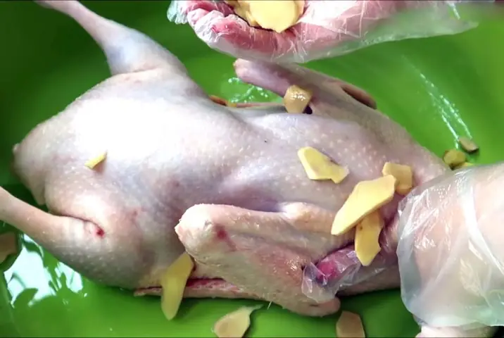 – Bước 1: Cách Rửa Vịt Để Nấu Món Cháo Vịt Thơm Ngon