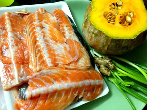 Bạn có thể mua các bộ xương cá hồi ở siêu thị lọc ra, đem về lọc lấy thịt nấu cháo rất ngon nhé! Bạn có thể mua các bộ xương cá hồi ở siêu thị lọc ra, đem về lọc lấy thịt nấu cháo rất ngon nhé!