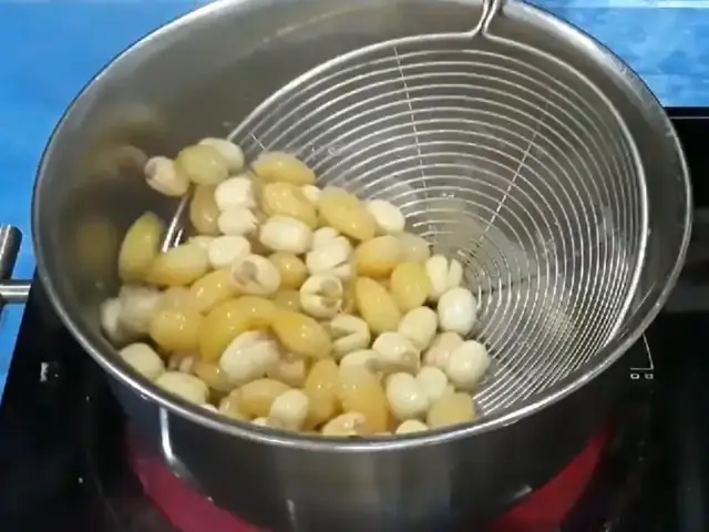 4. Các Bước Nấu Chè Bạch Quả Hạt Sen Ngon 4. Các Bước Nấu Chè Bạch Quả Hạt Sen Ngon