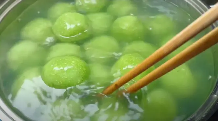 Bước 4: Luộc Bánh