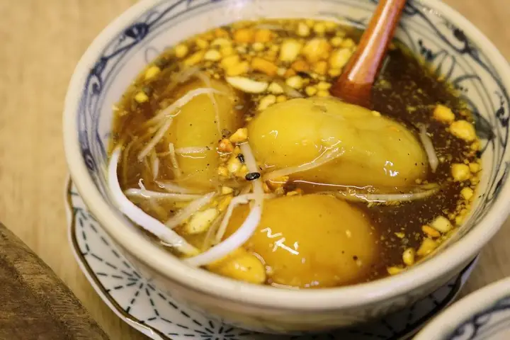 Bánh Trôi Tàu Nóng Hôi Hổi, Thơm Lừng Mùi Gừng, Nước Đường Mật Ngọt Ngào Luôn Là Lựa Chọn Tuyệt Vời Để Xua Tan Giá Lạnh, Đem Lại Sự Ấm Áp Khắp Cơ Thể. Bánh Trôi Tàu Nóng Hôi Hổi, Thơm Lừng Mùi Gừng, Nước Đường Mật Ngọt Ngào Luôn Là Lựa Chọn Tuyệt Vời Để Xua Tan Giá Lạnh, Đem Lại Sự Ấm Áp Khắp Cơ Thể.