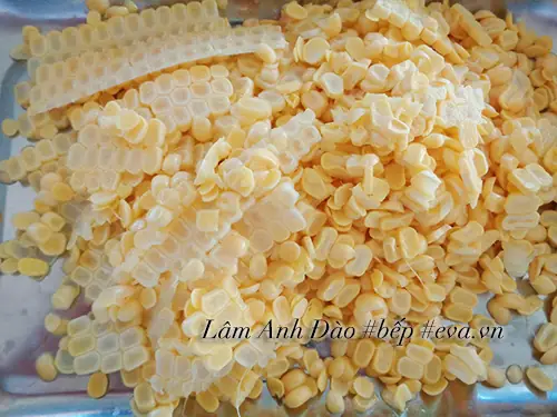 Cuối tuần có nhiều thời gian rảnh chị em hãy làm món chè bắp dừa non này để cả nhà nhâm nhi ăn chơi nhé!