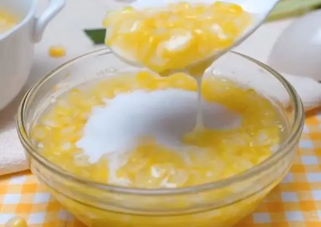 Hoàn thành món chè bắp đậu xanh