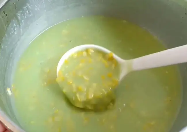 Bước 5: Nấu chè bắp không cần bột năng