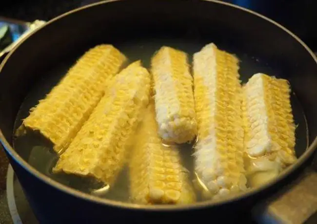 Bước 2: Luộc lõi ngô