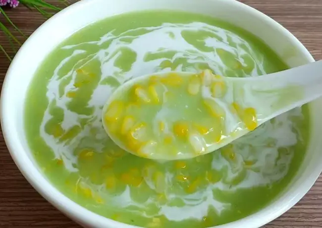 Thưởng thức món chè bắp nếp với sữa tươi thơm ngon