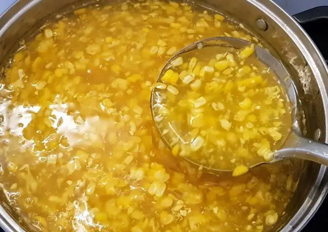 Bước 5: Nấu chè bắp
