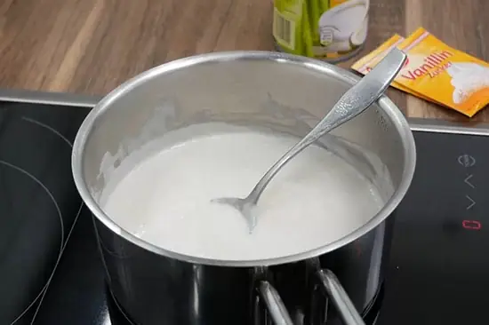 Đun nước cốt dừa với sữa tươi