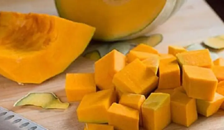 2. Cách Nấu Chè Bí Đỏ Đậu Đen Ngon Mềm