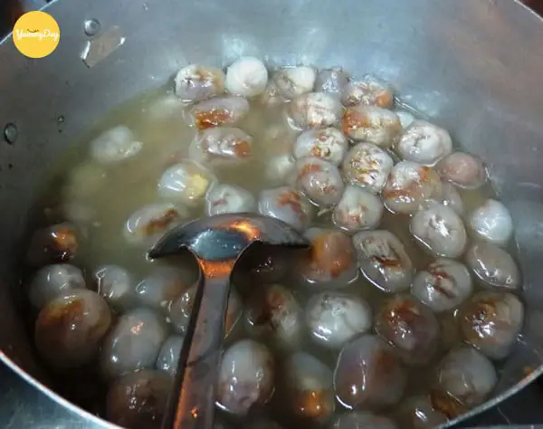 Bước 3: Luộc những viên bột lọc