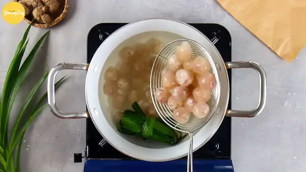 Bước 4: Nấu nước đường