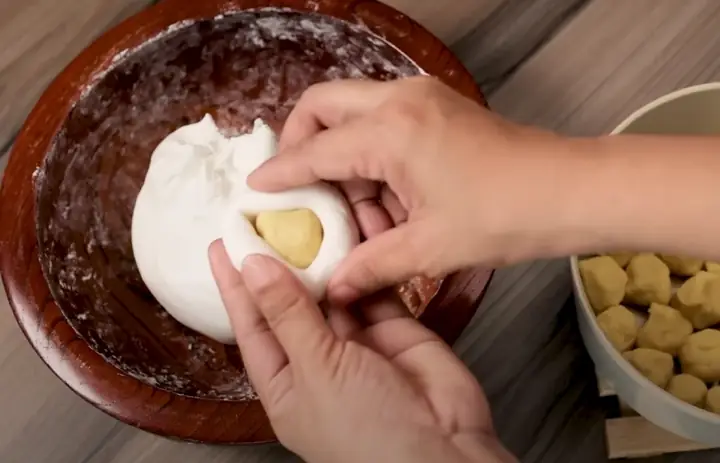 Bước 4: Tạo hình bánh Bước 4: Tạo hình bánh