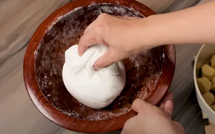 Bước 3: Nhồi bột làm vỏ bánh Bước 3: Nhồi bột làm vỏ bánh