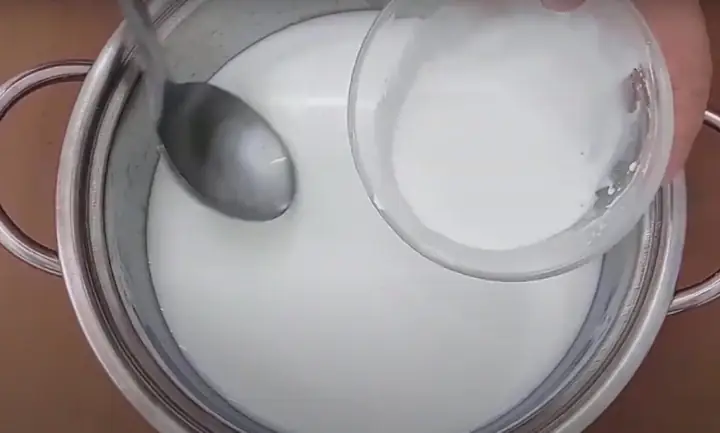 Bước 4: Nấu nước cốt dừa ăn kèm Bước 4: Nấu nước cốt dừa ăn kèm