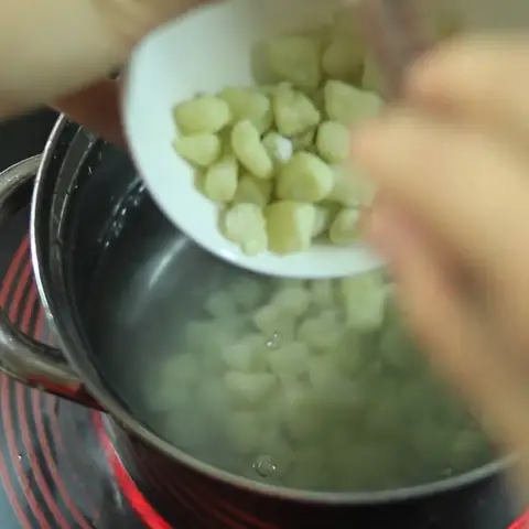 Luộc củ năng Luộc củ năng