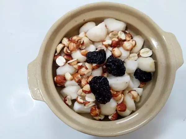 Các bước nấu chè củ năng hạt sen táo đỏ Các bước nấu chè củ năng hạt sen táo đỏ