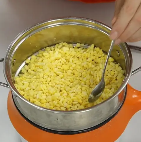 Bước 3: Hấp chín đỗ xanh làm chè bưởi Bước 3: Hấp chín đỗ xanh làm chè bưởi