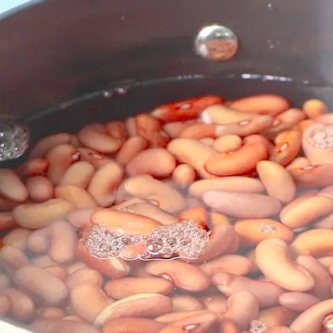 Rửa Sạch Và Hầm Đậu Đỏ
