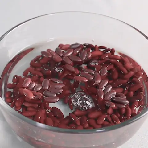 Rửa Sạch Và Hầm Đậu Đỏ