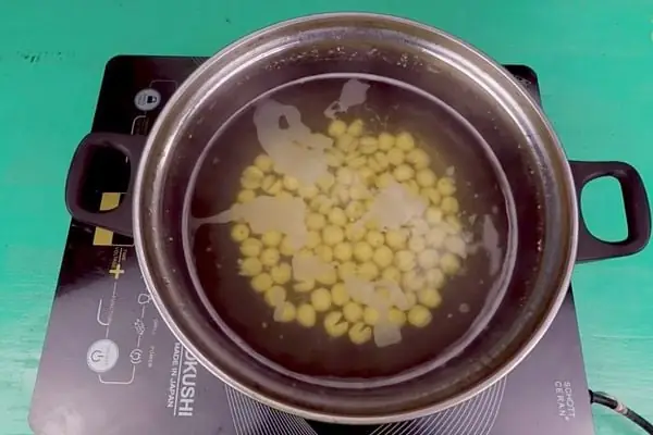 Thực hiện cách nấu chè đậu ngự hạt sen tại nhà