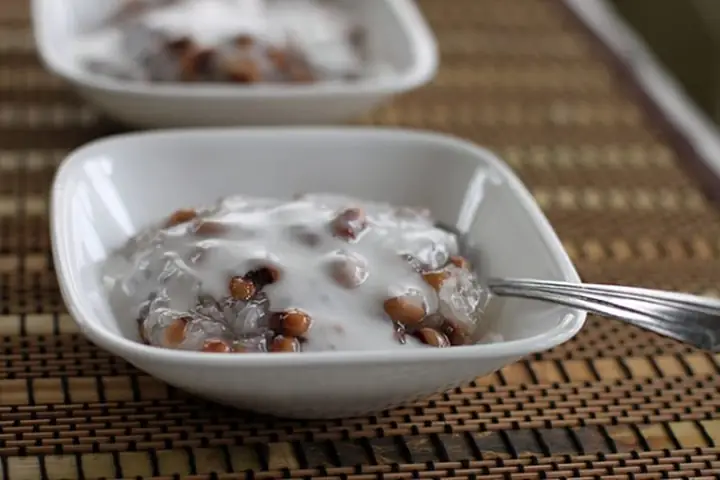 Cách nấu chè đậu trắng với gạo nếp và nước cốt dừa