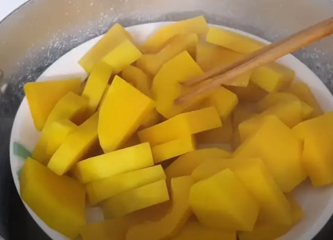 Hướng dẫn các bước làm chè bí đỏ