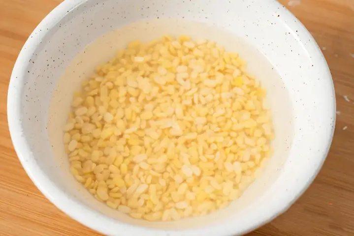 Ngâm Đậu Xanh Và Sơ Chế Củ Năng