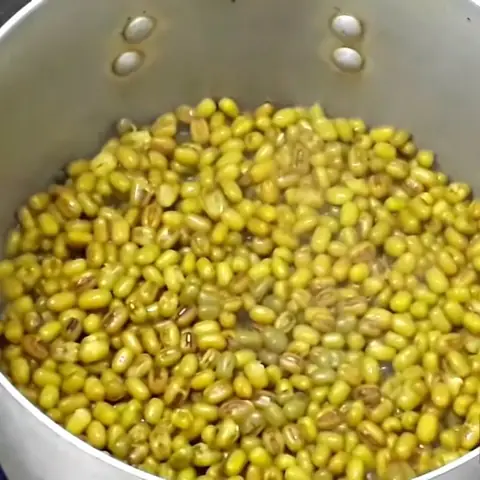 Nấu đậu xanh với đường phèn