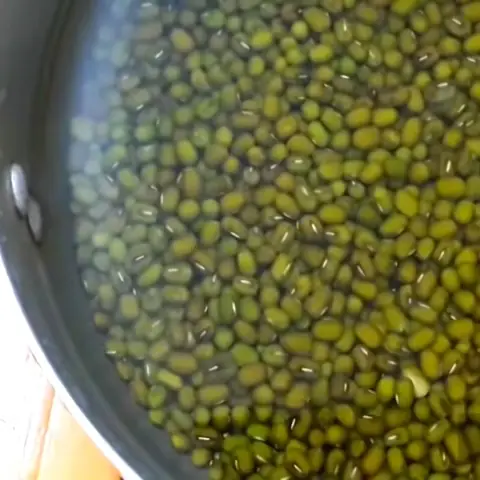 Đãi sạch đậu xanh
