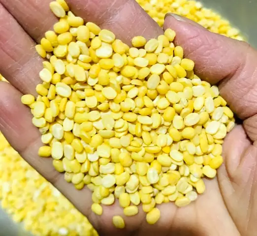 Chè đậu xanh là món ăn thơm ngon, thanh mát được nhiều người yêu thích, chè đậu xanh có thể nấu bằng đậu xanh bóc vỏ hoặc đậu nguyên vỏ.