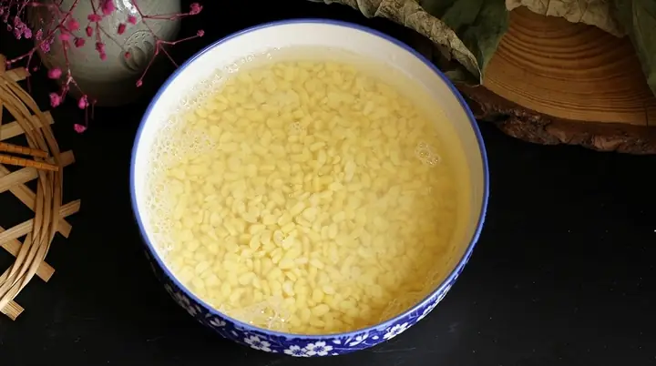 Chè đậu xanh là món ăn thơm ngon, thanh mát được nhiều người yêu thích, chè đậu xanh có thể nấu bằng đậu xanh bóc vỏ hoặc đậu nguyên vỏ. Chè đậu xanh là món ăn thơm ngon, thanh mát được nhiều người yêu thích, chè đậu xanh có thể nấu bằng đậu xanh bóc vỏ hoặc đậu nguyên vỏ.