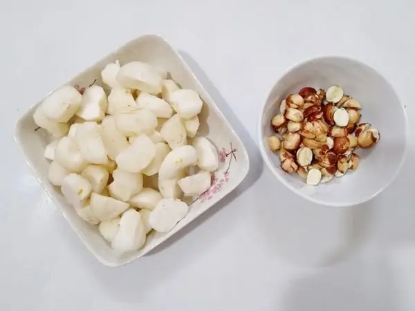 Các bước nấu chè củ năng hạt sen táo đỏ Các bước nấu chè củ năng hạt sen táo đỏ