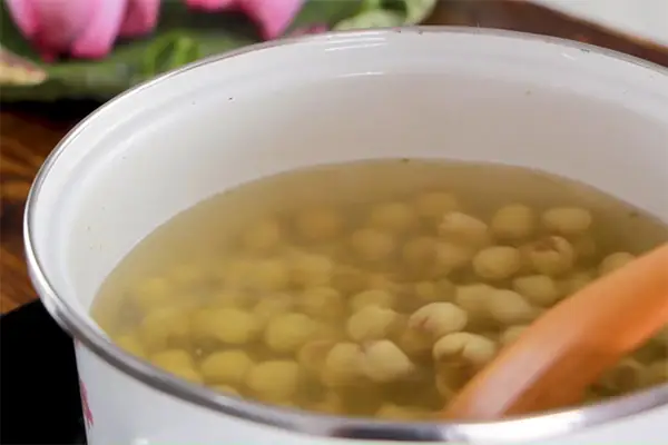 Bước 3: Nấu Chè Hạt Sen Với Đường Phèn Bước 3: Nấu Chè Hạt Sen Với Đường Phèn