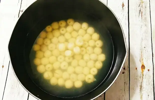 Bước 1: Sơ chế hạt sen