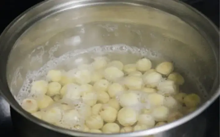 3.3. Thực hiện cách nấu chè hạt sen phổ tai