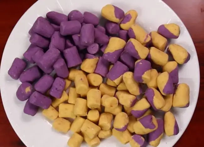 Bước 3: Tạo hình nhân chè khoai dẻo Bước 3: Tạo hình nhân chè khoai dẻo